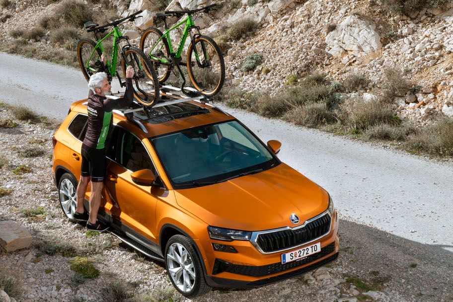 Eine Frau fährt mit einem Škoda Fahrrad