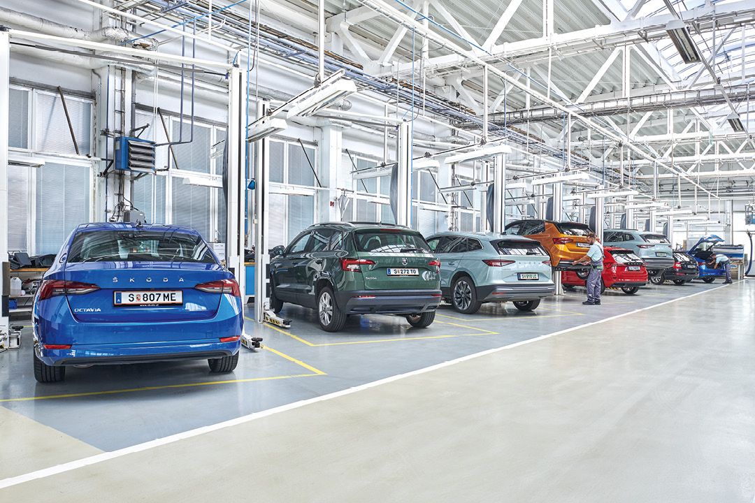 Eine Flotte von Škoda Fahrzeugmodellen in einer Autowerkstatt