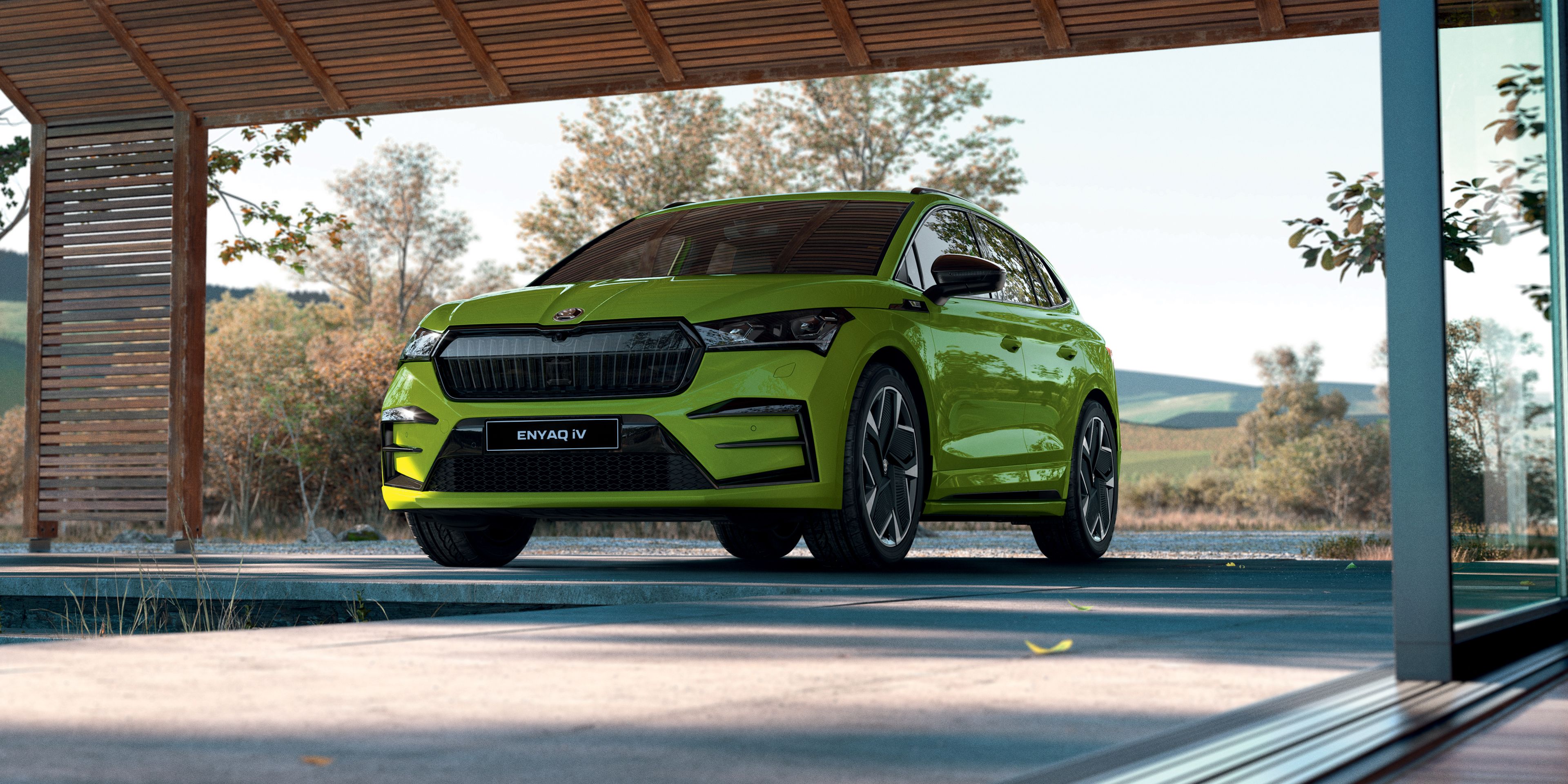 Škoda Kodiaq fährt eine Straße entlang. Dahinter sieht man Berglandschaft