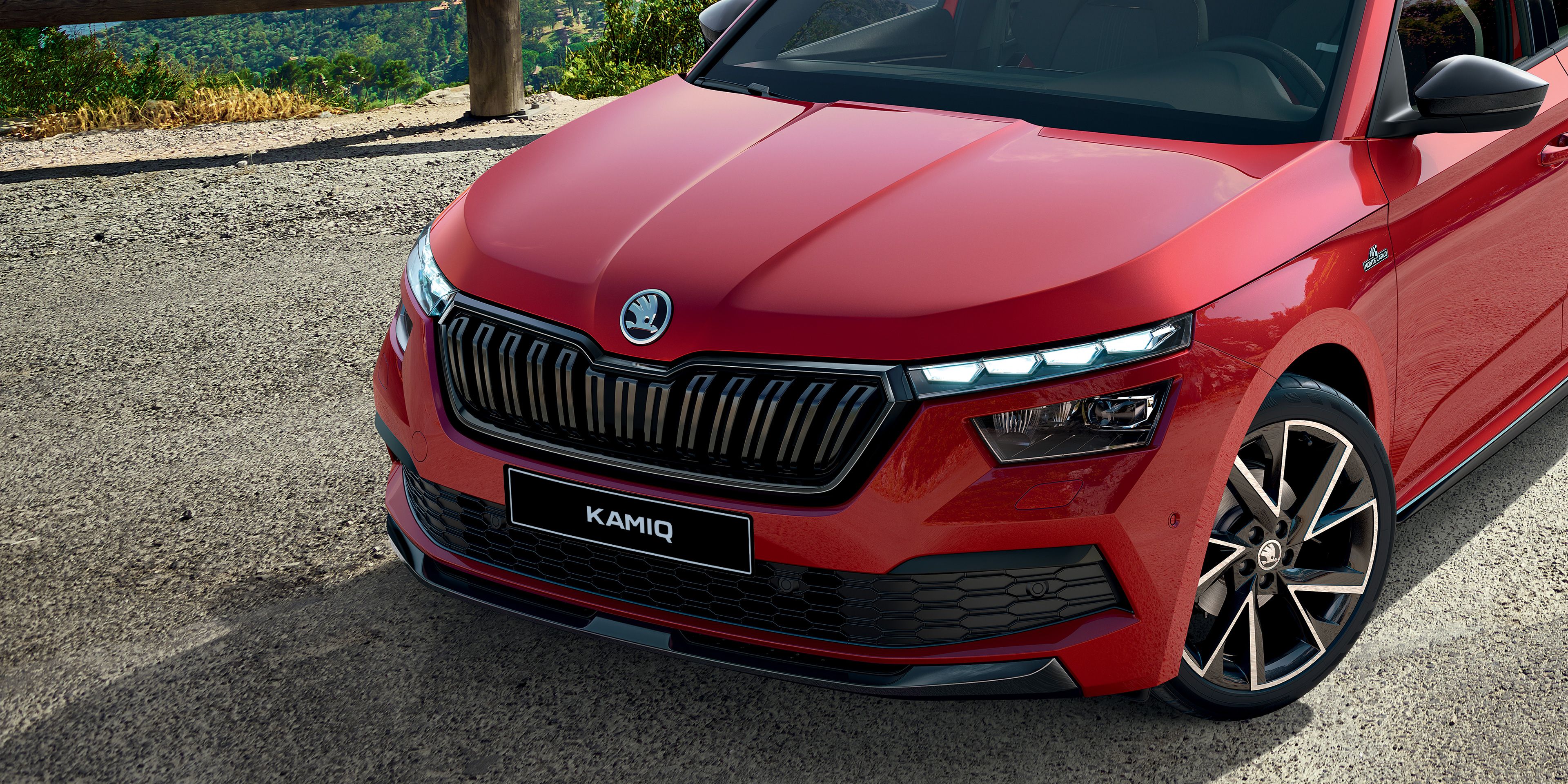 Front eines parkenden roten Škoda Kamiq Monte Carlo
