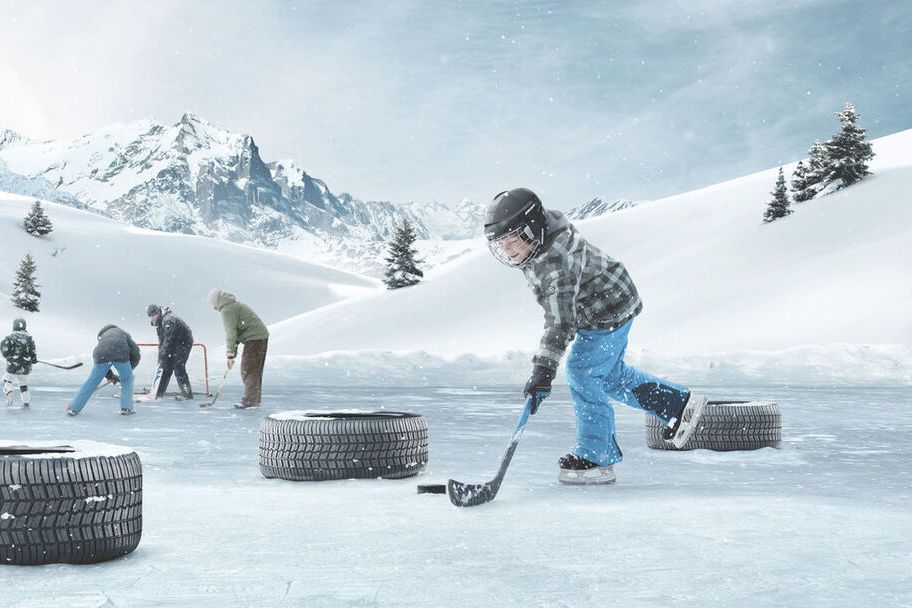 Škoda Winterreifen liegen auf einer Eisfläche. Kinder spielen Eishockey.