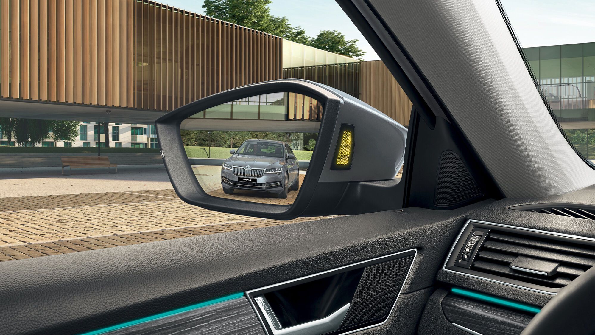 Außenspiegel des Škoda Superb aus der Perspektive von innen
