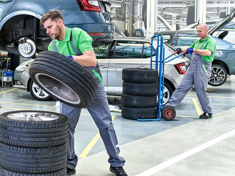 Ein Škoda Techniker stapelt Reifen