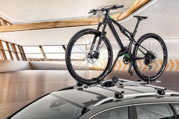 Ein Fahrrad ist auf dem Fahrrad-Dachträger des Škoda Kodiaq befestigt