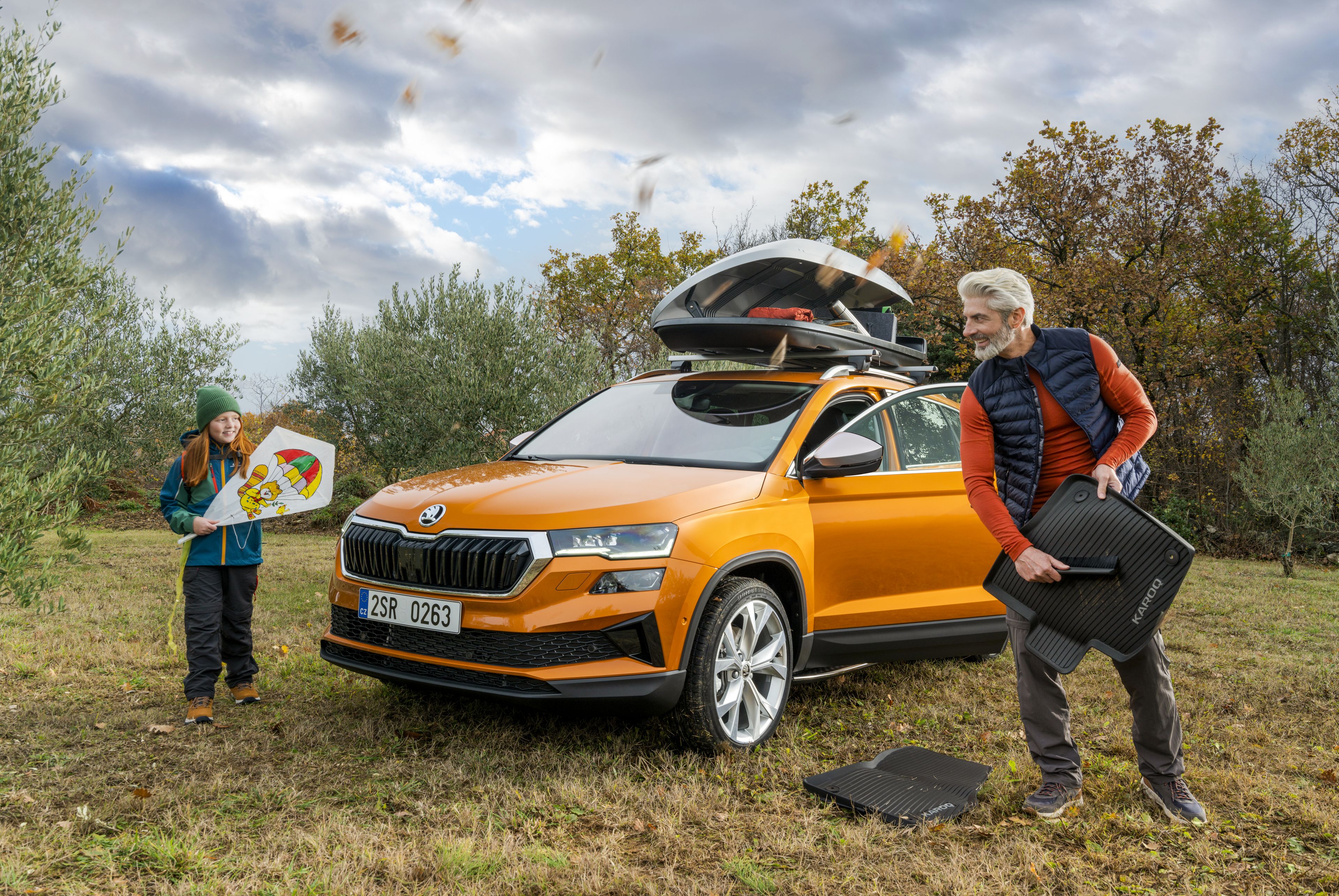 Moški čisti gumijasti tepih ob vozilu Škoda Katoq