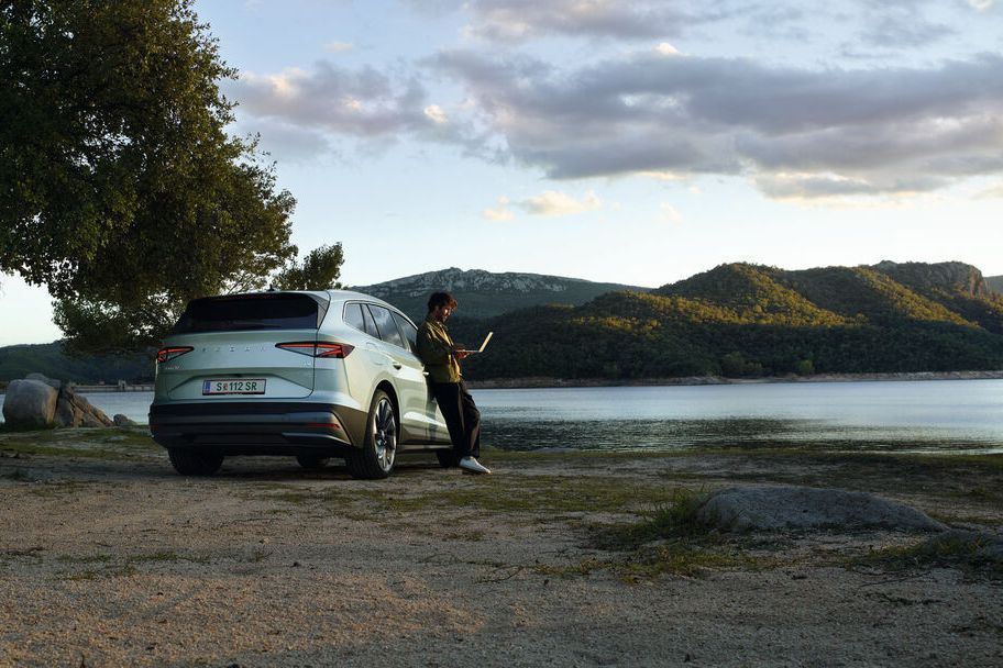 Škoda Enyaq iV parkt an einem See