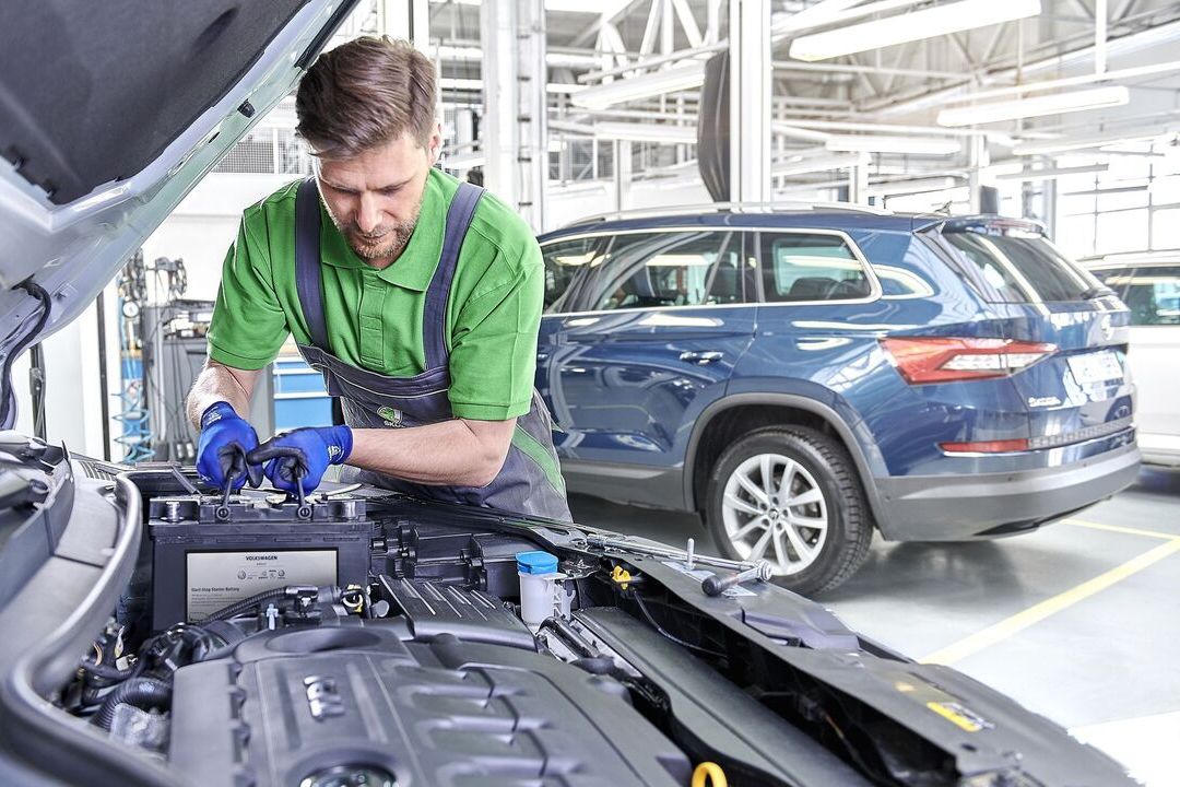 Die Batterie bei einem Škoda wird gewechselt