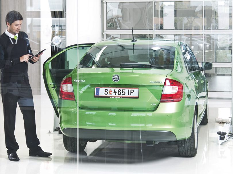 Ein grüner Škoda von hinten in einer Škoda Werkstatt