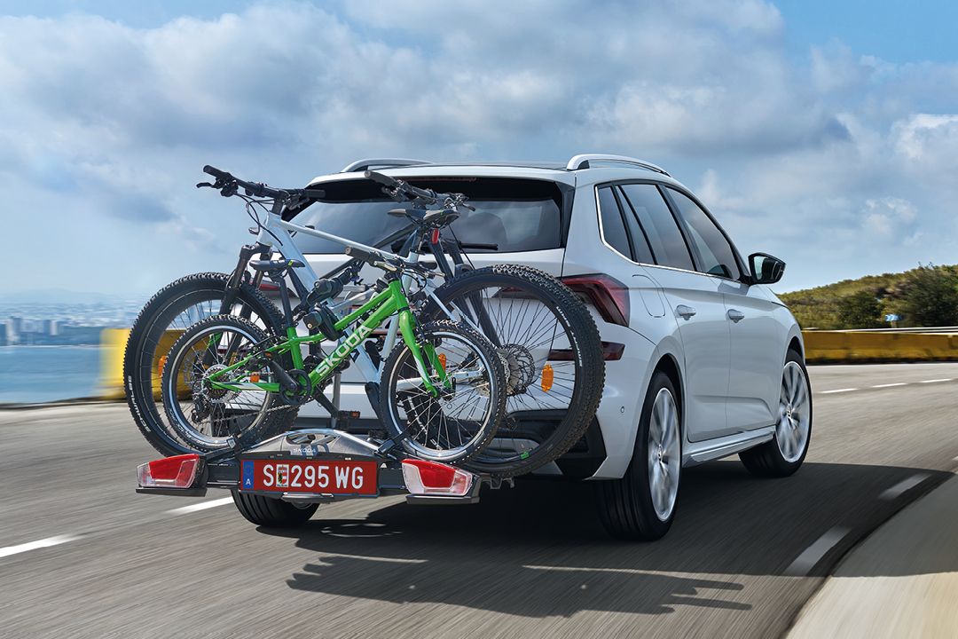 Škoda mit Fahrrad-Heckträger fährt auf einer Küstenstraße
