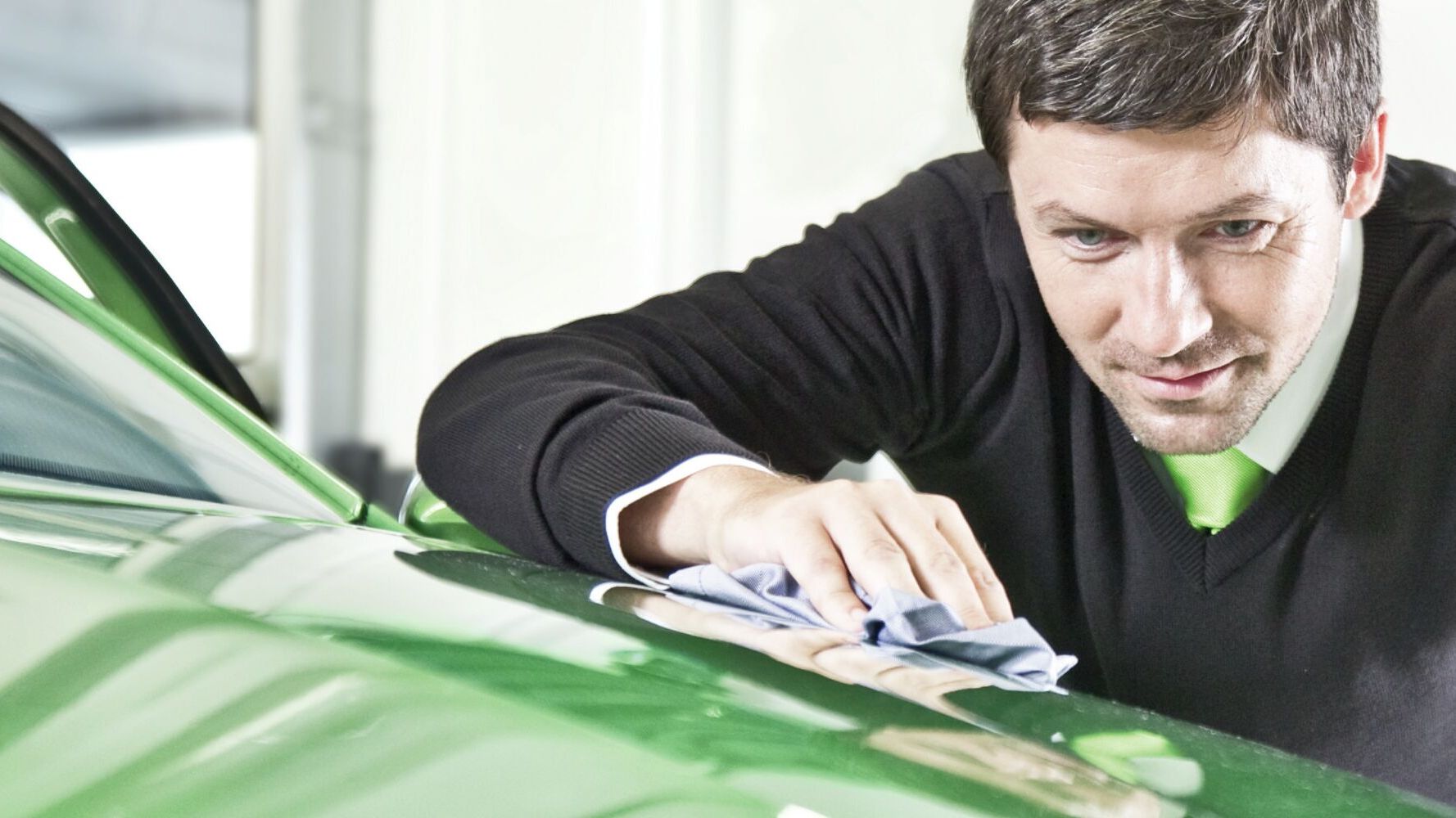 Die Front eines Škoda Modells wird poliert