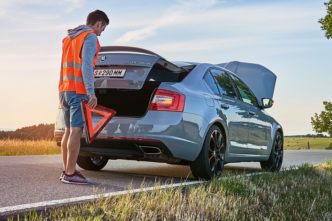 Škoda mit Panne steht am Straßenrand