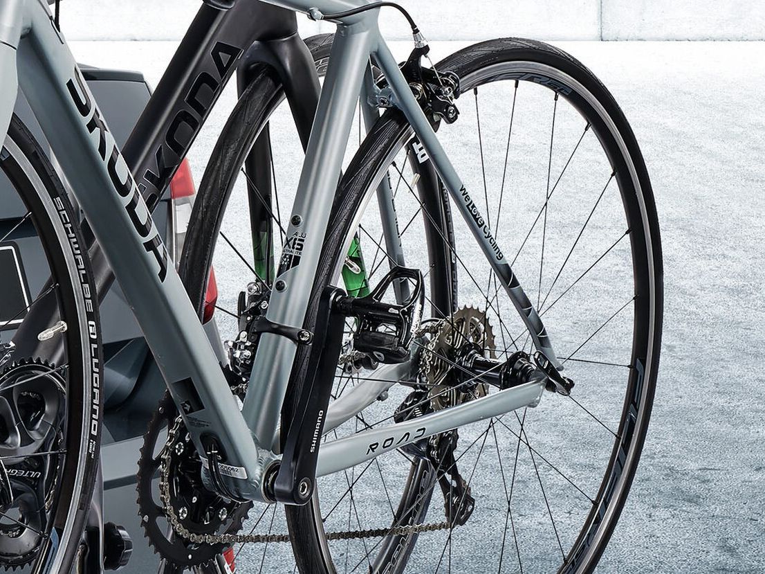 Škoda Octavia mit zwei Rädern am Fahrrad-Heckträger