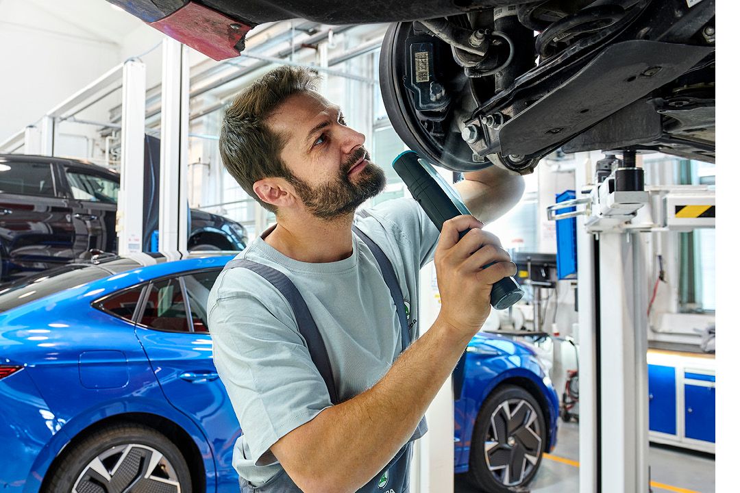 Ein Škoda Techniker bei der Kontrolle der Radlager bei einem Škoda