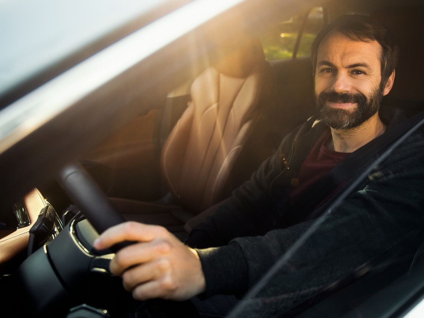 Ein Mann sitzt am Steuer eines Škoda Enyaq iV