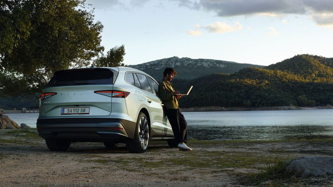 Škoda Enyaq iV parkt an einem See