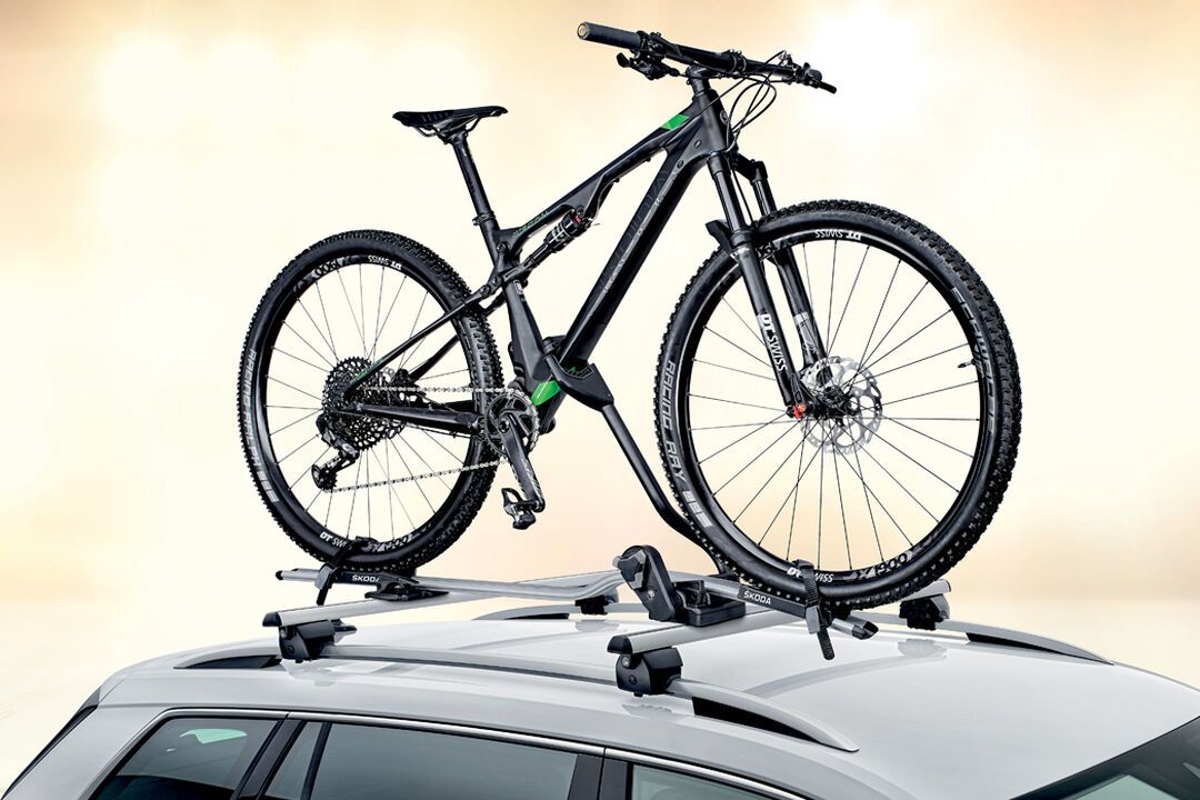 Ein Fahrrad ist auf dem Fahrrad-Dachträger des Škoda Kodiaq befestigt