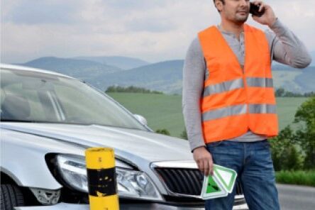 Škoda steht am Straßenrand mit einer Panne