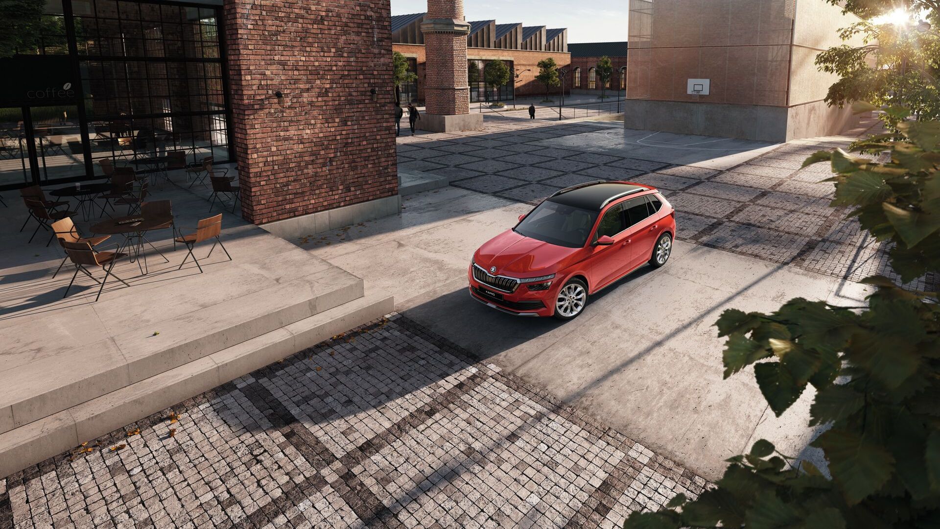Zu sehen ist ein roter Škoda Kamiq auf einem Parkplatz. Das Auto ist von oben zu sehen. 