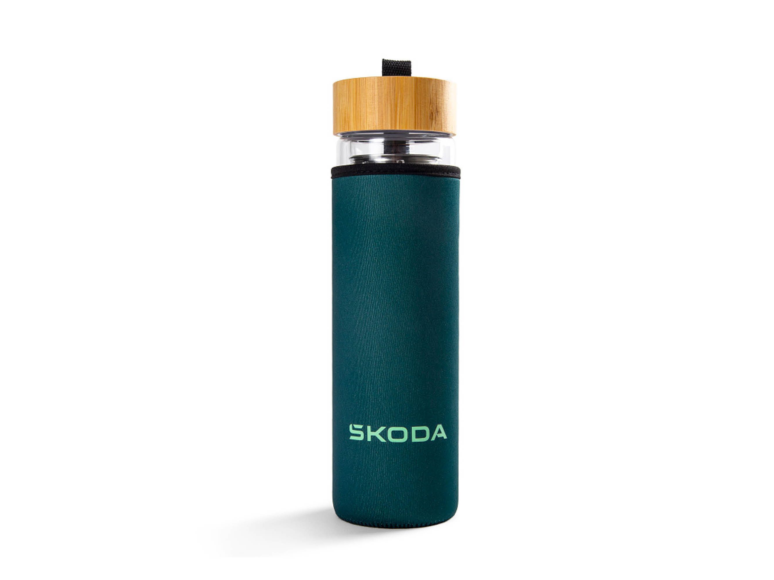 Škoda Glasflasche in grün mit Holzverschluss und Škoda Schriftzug