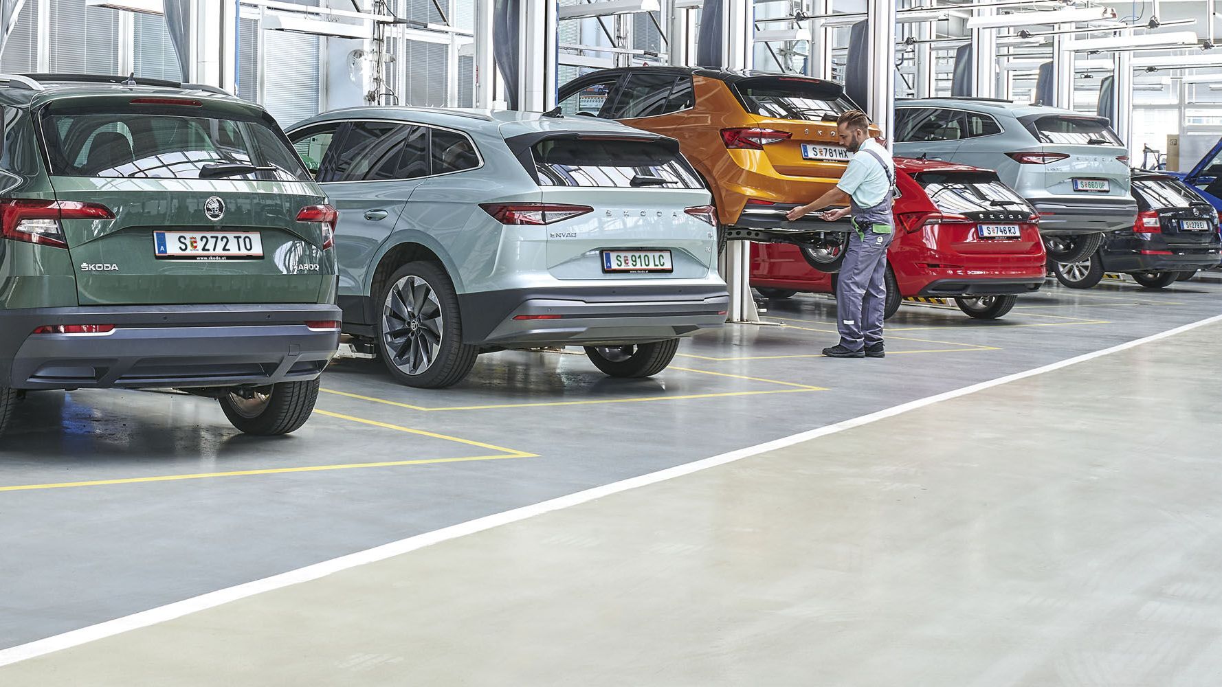Verschiedene Škoda Modelle in einer Werkstatt
