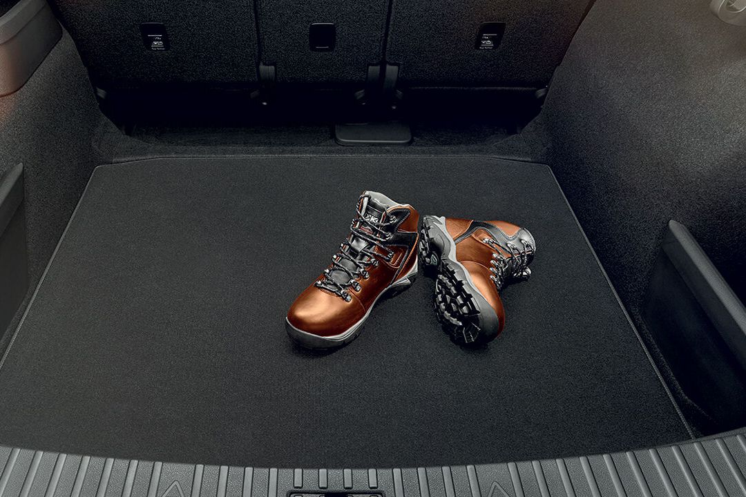 Wanderschuhe stehen auf der Škoda Kodiaq Kofferraummatte