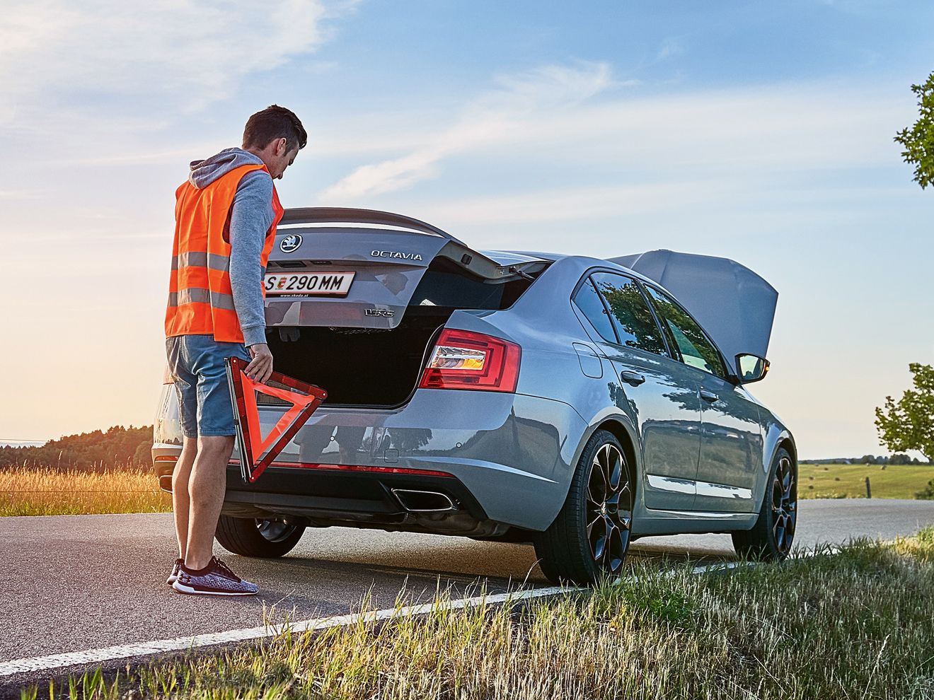 Škoda mit Panne steht am Straßenrand