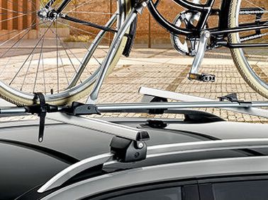 Škoda Kamiq mit Fahrrad auf Fahrrad-Dachträger