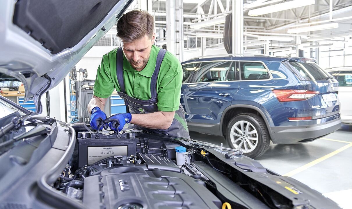 Die Batterie bei einem Škoda wird gewechselt