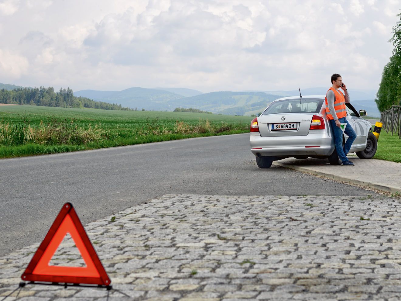 Ein Škoda steht nach einer Panne am Straßenrand