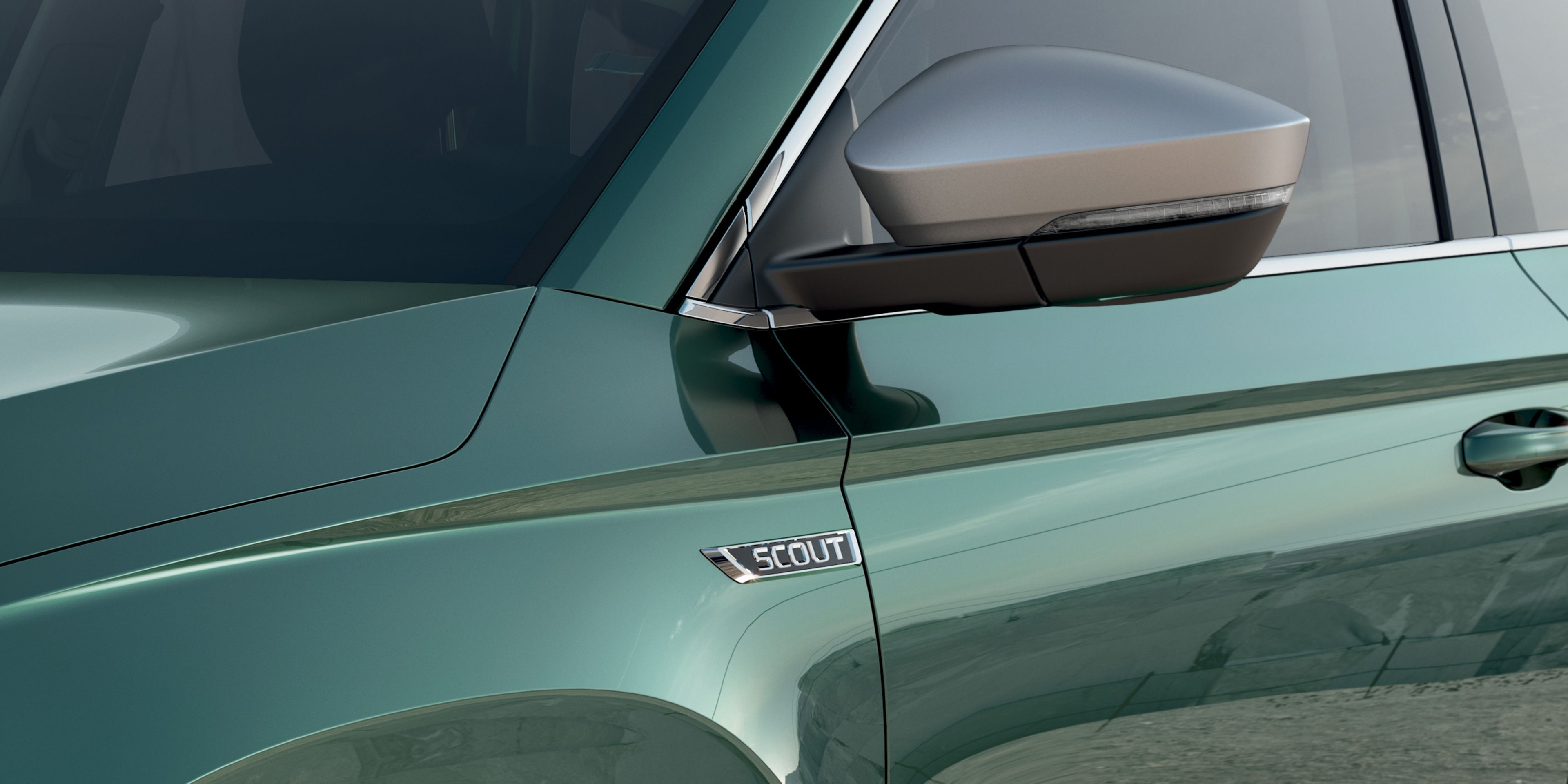 Shihet një pamje e detajuar e derës së shoferit të Škoda Karoq Scout
