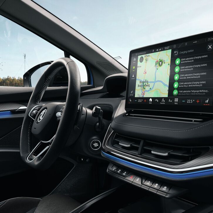 Zu sehen ist eine Detailaufnahme eines Škoda Navigationssystems auf einem Display 