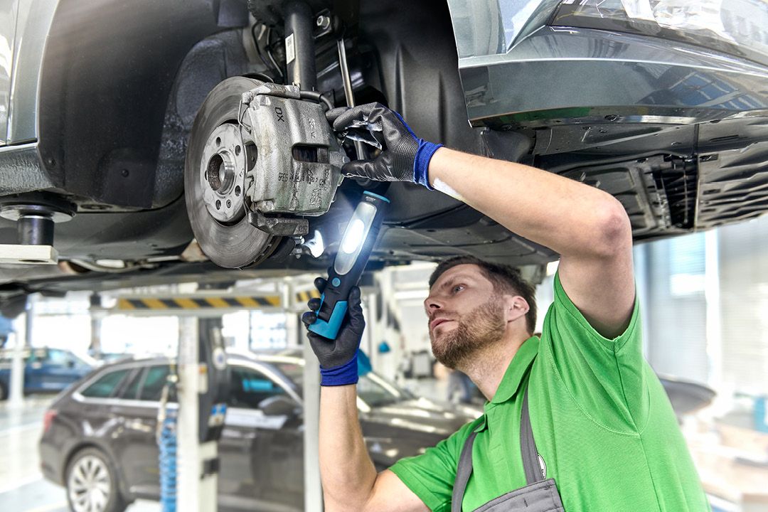 Ein Škoda Mechaniker kontrolliert die Bremsen bei einem Škoda