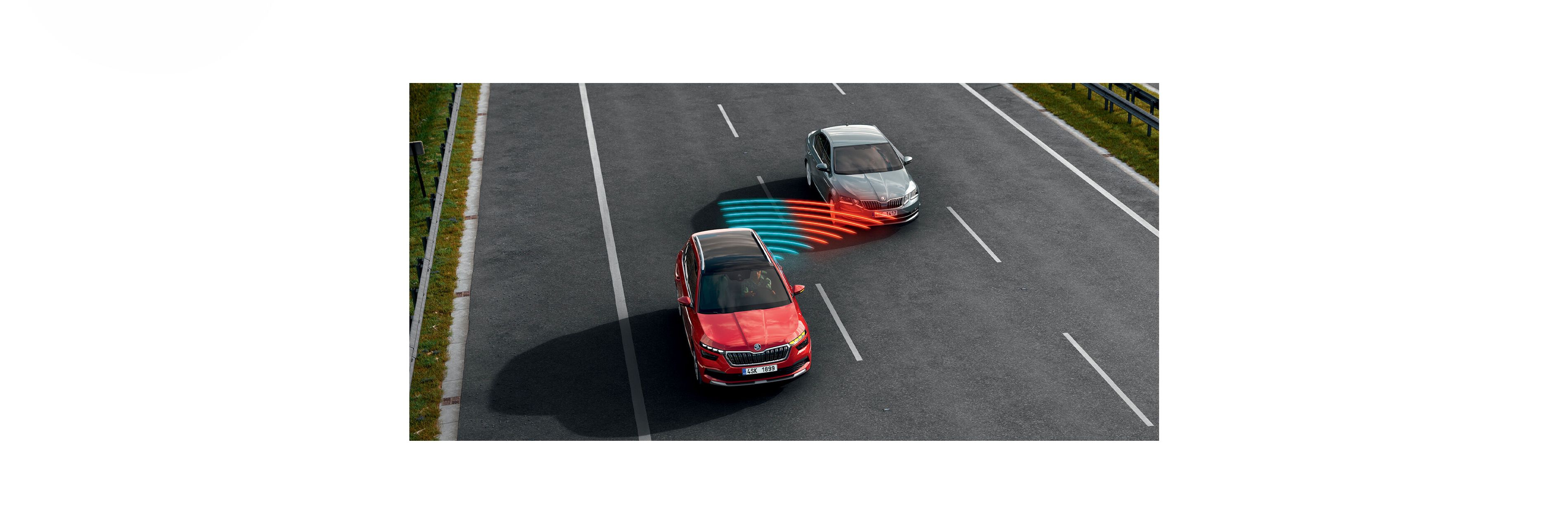 Shihet ilustrimi i funksionimit të asistentit të ndryshimit të korsisë dhe asistentit anësor tek Škoda Kamiq