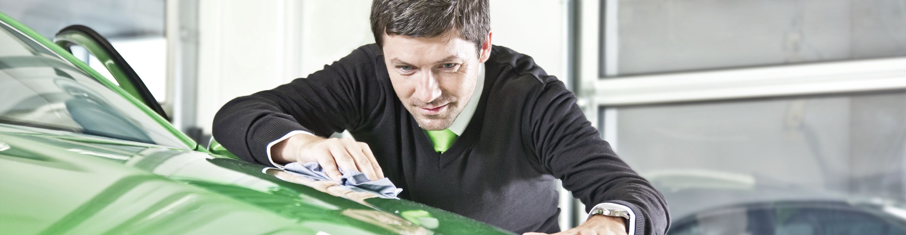 Die Front eines Škoda Modells wird poliert