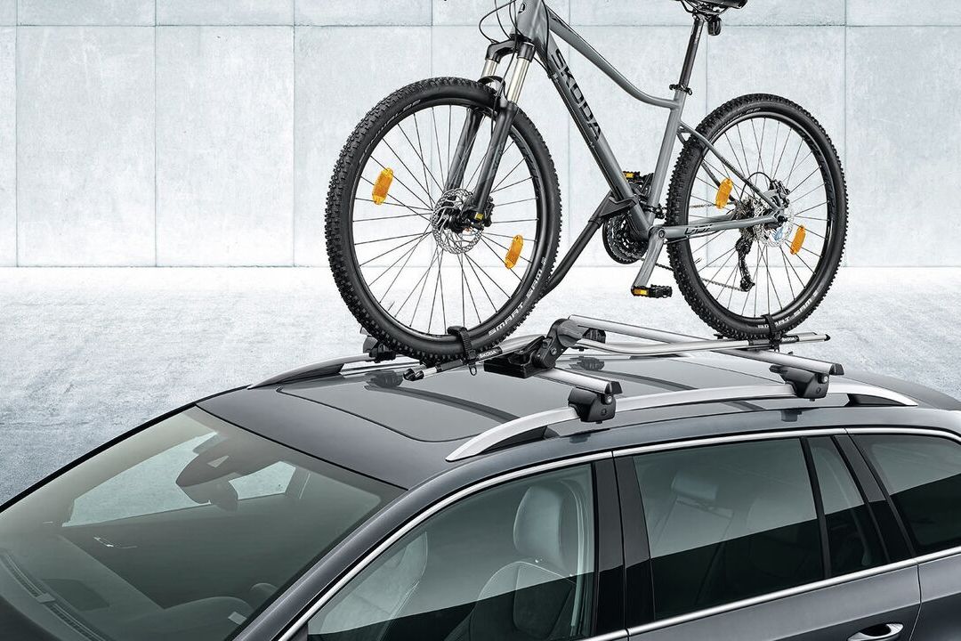 Škoda Octavia Fahrrad-Dachträger ein Rad befestigt